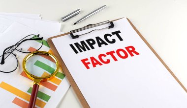 IMPACT FACTOR beyaz arkaplanlı bir pano üzerinde metin, iş kavramı