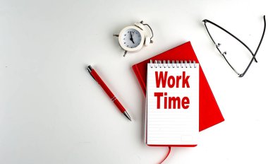 WorK TIME dizüstü bilgisayarı, kırmızı kalem ve defter, iş konsepti, beyaz arkaplan