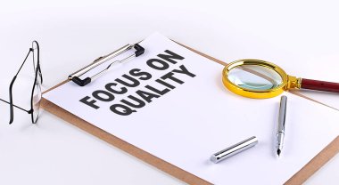 Kalifiye üzerine FOCUS beyaz arkaplan üzerine bir pano üzerinde metin, iş kavramı