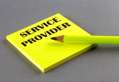 Gri arkaplanda yapışkan üzerine yazılmış SERVICE PROVIDER metni