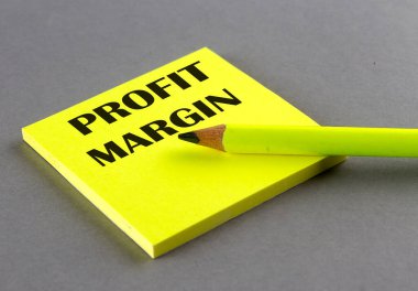 Gri arkaplanda yapışkan üzerine yazılmış PROFIT MARGIN metni