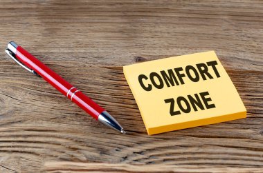 Ahşap arka planda kalemle yapışkan bir zeminde konforlu bölge metni