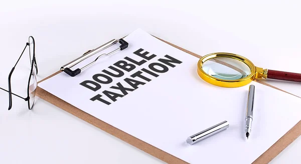 Double Taxatie Tekst Een Klembord Witte Achtergrond Business Concept — Stockfoto