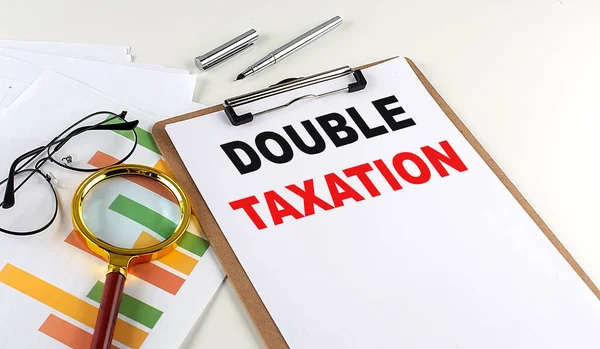 Double Taxatie Tekst Een Klembord Met Grafiek Witte Achtergrond Business — Stockfoto
