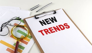 YENİ TRENDS beyaz arkaplan grafikli bir pano üzerinde metin, iş konsepti