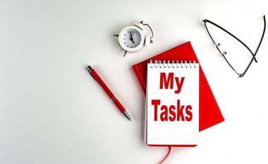 Not defterindeki TASKS metnim, kırmızı kalem ve defter, iş konsepti, beyaz arkaplan