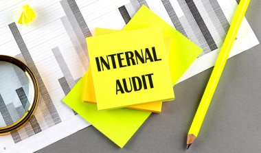 Çizelgedeki yapışkan kalemle yapış yapış yapış yapış bir metin