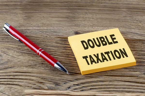 Double Taxatie Tekst Een Sticky Met Pen Houten Ondergrond — Stockfoto