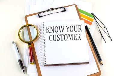 Not defterindeki beyaz arkaplanda pano olan CUSTOMER metnini bil