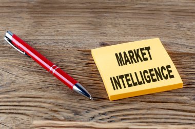 MARKET INTELLIGENCE metin üzerinde bir yapışkan ve ahşap arka plan kalem