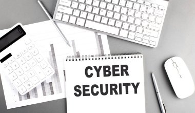 CYBER GÜVENLİK Gri arkaplan üzerine grafikli ve klavyeli bir deftere yazılmış metin, iş konsepti