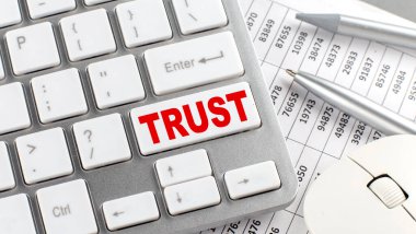 Klavye kablosuz ağ grafiği ve kaleme ait güvenilir metin