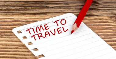 Sözcük zamanı tahta arka planda dolgulu kalemle kağıt üzerinde seyahat etmek