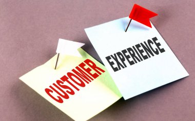 CUSTOMER Gri arkaplan üzerinde yapışkan bir metin