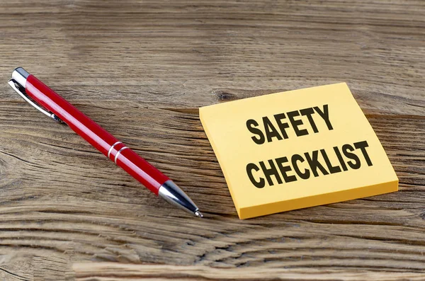 Safety Checklist Texto Pegajoso Con Lápiz Fondo Madera —  Fotos de Stock