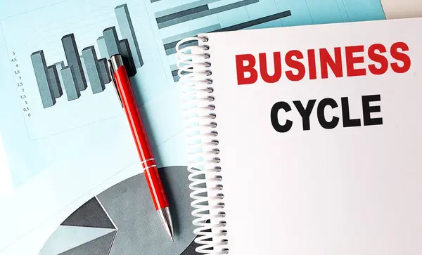 Business Cycle Текст Блокноті Ручкою Фоні Діаграми — стокове фото