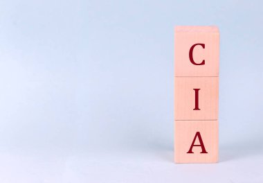 CIA mavi arka planda tahta küpleri araştırıyor.