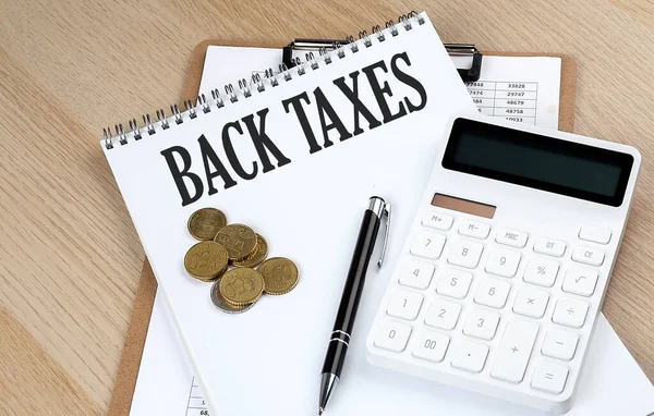 バック税テキストチャートと計算機とコイン ビジネス — ストック写真