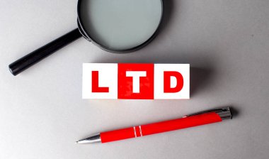 Kalem ve büyüteçle ahşap küplere LTD kelimesi