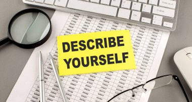 DESCRIBE Klavye ve büyüteç ile yapışkan üzerine yazılmış metin