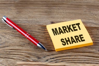 Market tahta zemin üzerinde bir yapışkan üzerinde metni paylaş