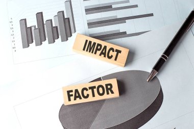 Grafik arkaplanındaki tahta bir bloktaki IMPACT FACTOR metni