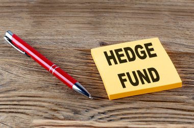 Ahşap zemin üzerinde kalem ile yapışkan üzerinde HEDGE FUND metin