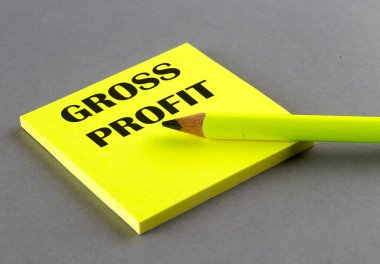 GROSS PROFIT metni gri arkaplanda yapışkan üzerine yazılmış