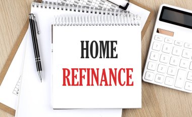 HOME REFINANCE hesap makinesi, pano ve kalemin yanında beyaz not defterine yazılmıştır. İş konsepti