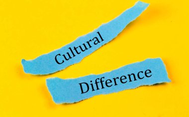 KULTURAL FERENENCE metin üzerinde mavi kağıt parçaları sarı arka plan, iş konsepti