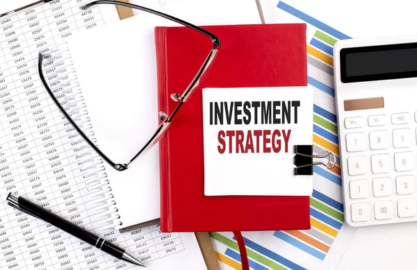 Investeringsstrategie Tekst Een Notitieboekje Met Grafiek Rekenmachine Pen — Stockfoto