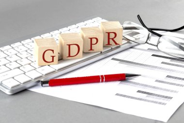 Klavyede tahta küpte GDPR yazılıydı ve grafiği gri arkaplandaydı.