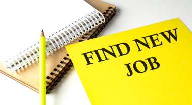 Not defteriyle sarı kağıda yazılmış yeni iş metni bul