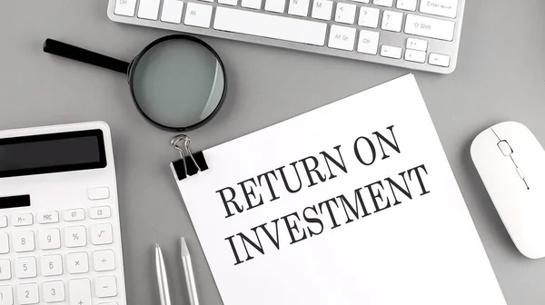 Returno Sobre Investimento Escrito Papel Com Ferramentas Escritório Teclado Sobre — Fotografia de Stock