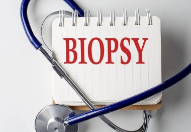 Geçmişinde tıbbi ekipman olan bir defterde biyopsi kelimesi