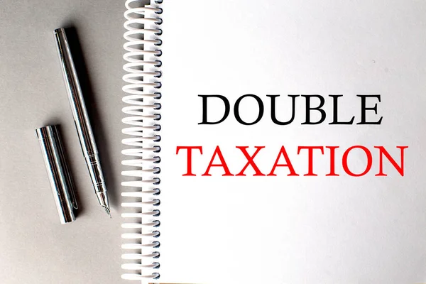 Double Taxatie Tekst Notitieboekje Met Pen Grijze Achtergrond — Stockfoto