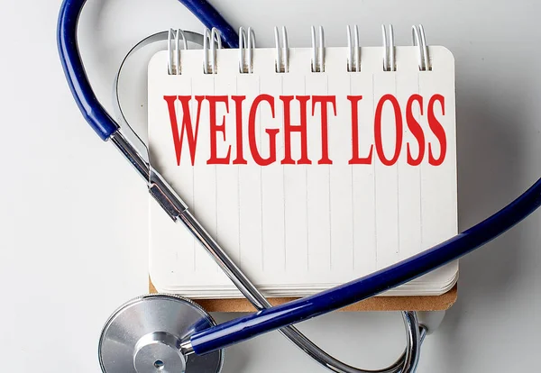 Gewichtsverlust Wort Auf Einem Notizbuch Mit Medizinischen Geräten Hintergrund — Stockfoto
