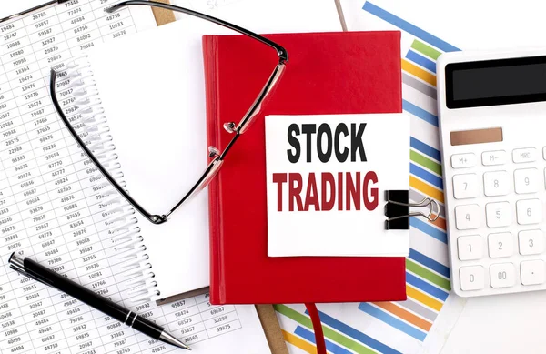 Stock Trading Κείμενο Ένα Σημειωματάριο Γράφημα Αριθμομηχανή Και Στυλό — Φωτογραφία Αρχείου