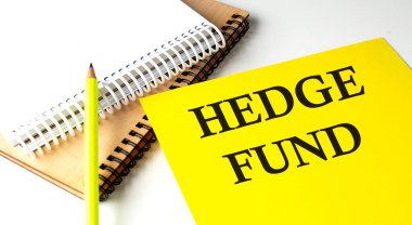 Not defteriyle sarı kağıda yazılmış HEDGE FUND metni