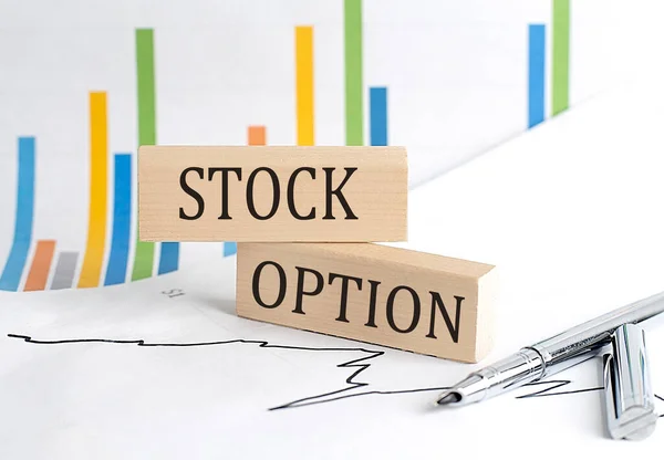 Stock Option Texto Sobre Bloque Madera Fondo Del Gráfico Concepto —  Fotos de Stock