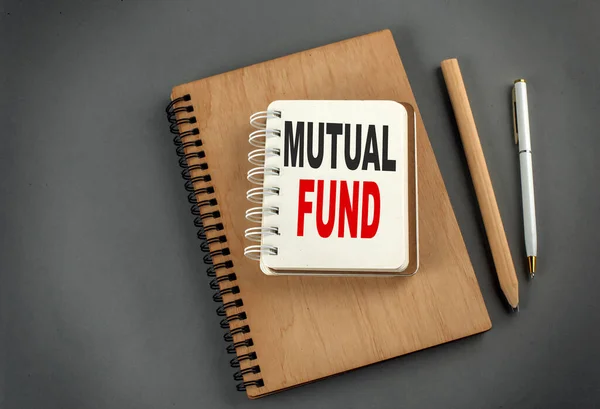 Mutual Fund Text Anteckningsbok Med Penna Och Penna Grå Bakgrund — Stockfoto
