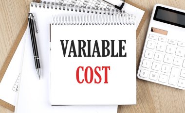 VARIable Maliyeti, hesap makinesi, pano ve kalemin yanındaki beyaz not defterine yazılır. İş konsepti