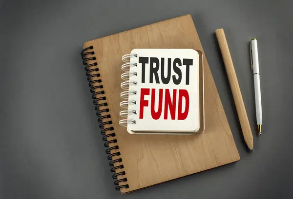 Trust Fund Szöveg Egy Notebook Tollal Ceruzával Szürke Háttér — Stock Fotó