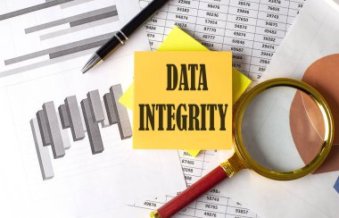 Grafik arkaplanındaki yapışkan ile ilgili DATA INTEGRITY metni kalem ve büyüteçle