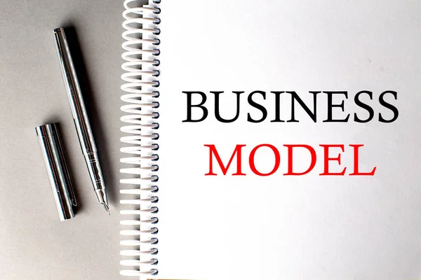 Business Model Tekst Notitieboekje Met Pen Grijze Achtergrond — Stockfoto