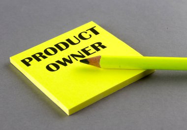 Gri arkaplanda yapışkan üzerine yazılmış PRODUCT OWNER metni