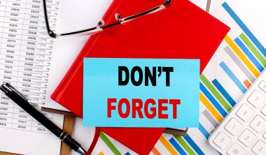 Çizelgedeki kırmızı defterdeki yapışkan metni unutma