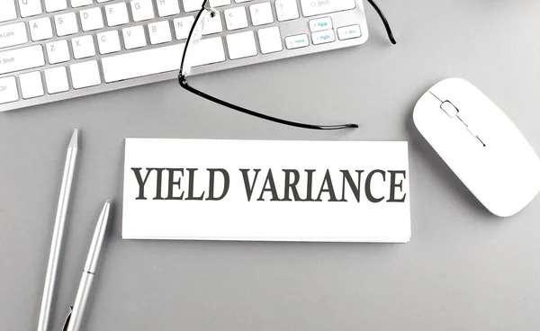 Yield Variance Texto Sobre Papel Com Teclado Sobre Fundo Cinza — Fotografia de Stock