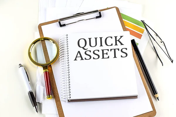 Quick Assets Texto Caderno Com Área Transferência Fundo Branco — Fotografia de Stock