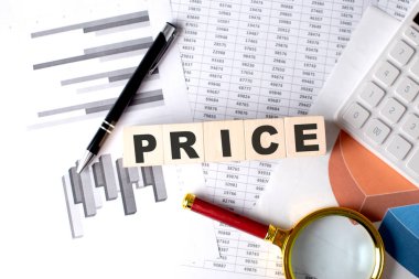 Grafik arkaplanındaki tahta bloktaki PRICE metni kalem ve büyüteçle